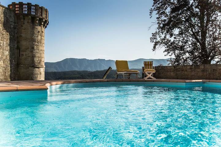 Location de vacances pour 6 personnes, avec jacuzzi et terrasse ainsi que jardin et piscine à Payzac (Ardèche)