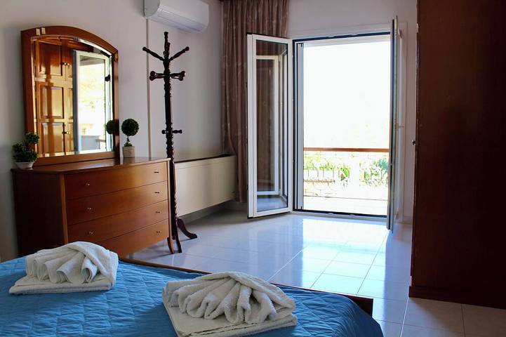 Villa de familles avec grande piscine privée, près des plages pittoresques in Kalyvia Thorikou, Côte est de la région de l'Attique
