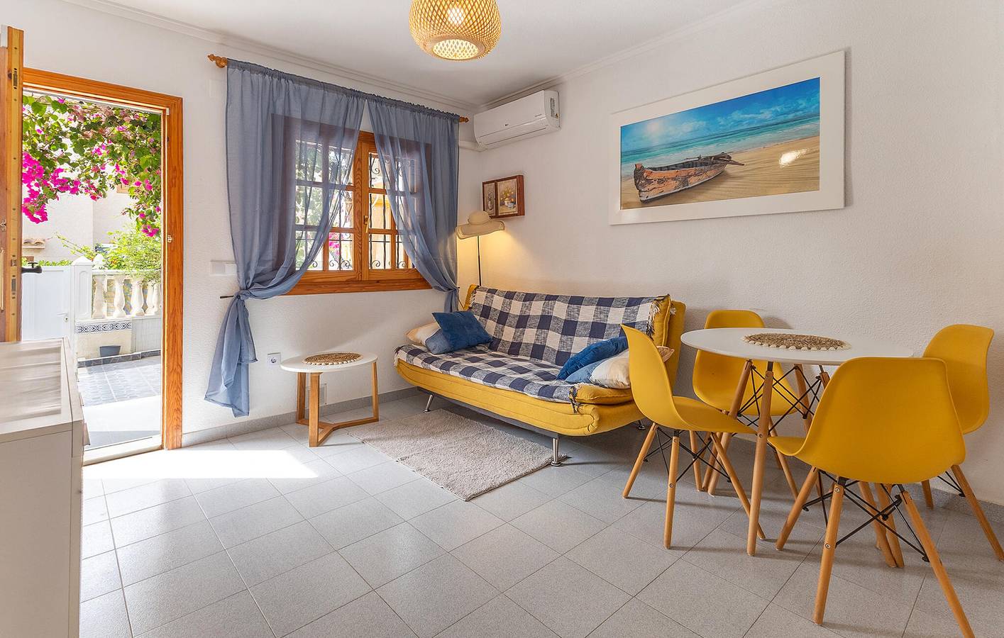 Retraite au bord de la piscine : Chic Apt de 65m² avec climatisation, parking et terrasse, à 1,5km de la plage ! in Las Calas, Torrevieja