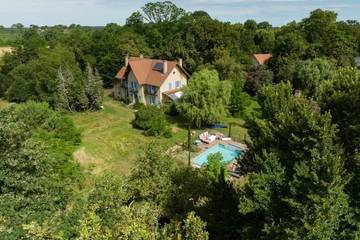 Cottage pour 12 personnes, avec balcon ainsi que jardin et piscine à Arengosse
