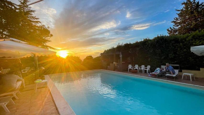 Location de vacances pour 5 personnes, avec Balcon et Terrasse ainsi que Jardin et Piscine à Trevi