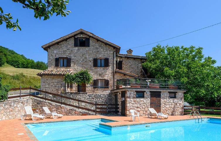 Agriturismo per 4 persone, con sauna e piscina, con animali domestici in Parco nazionale dei Monti Sibillini