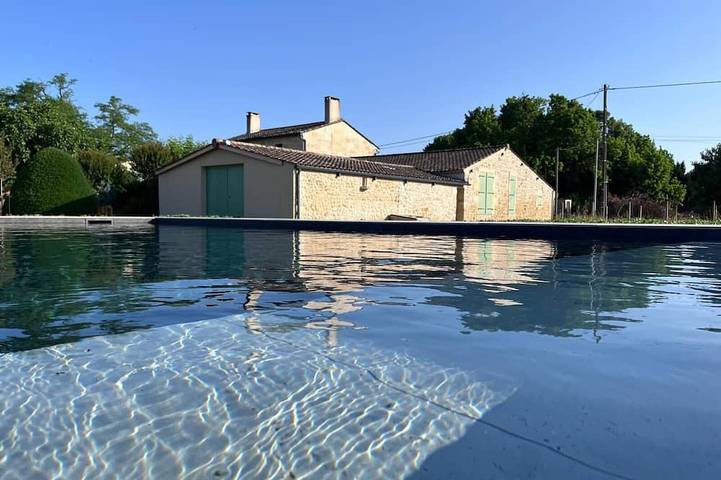 Location de vacances pour 10 personnes, avec jardin à Jau-Dignac-et-Loirac