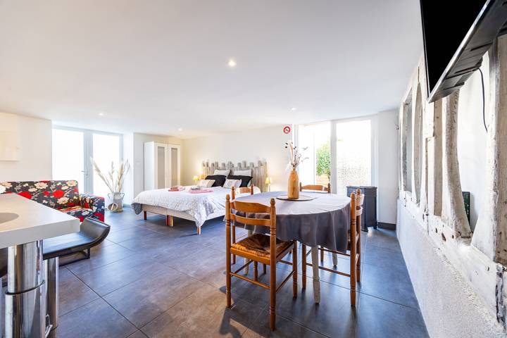 Estudio entero, Estudio 'Chez Martine' con terraza privada, jardín privado y Wi-Fi in Langon, Región de Langon