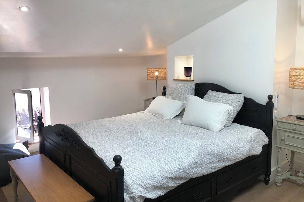 Renovated stone building - 4 luxury apts each on-suite in Sw France wine village in Roujan, Region de Béziers