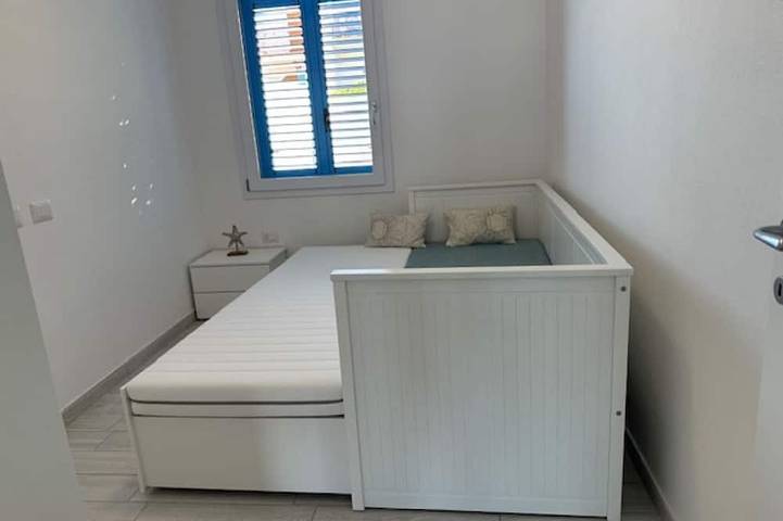 Entire apartment, Brand new first floor apartment with frontal sea view, 20 m from the sea. in La Ciaccia, Valledoria