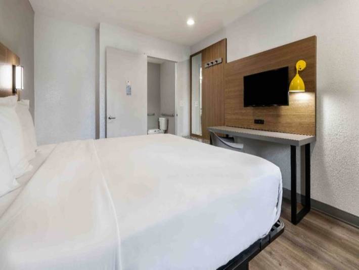 Apartamento entero, 1 King Bed | Mobility Accesible Tina | Ns in Santa Ana (california), Condado de Orange