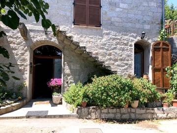 Gîte pour 9 personnes, avec jardin ainsi que vue et terrasse à Levie