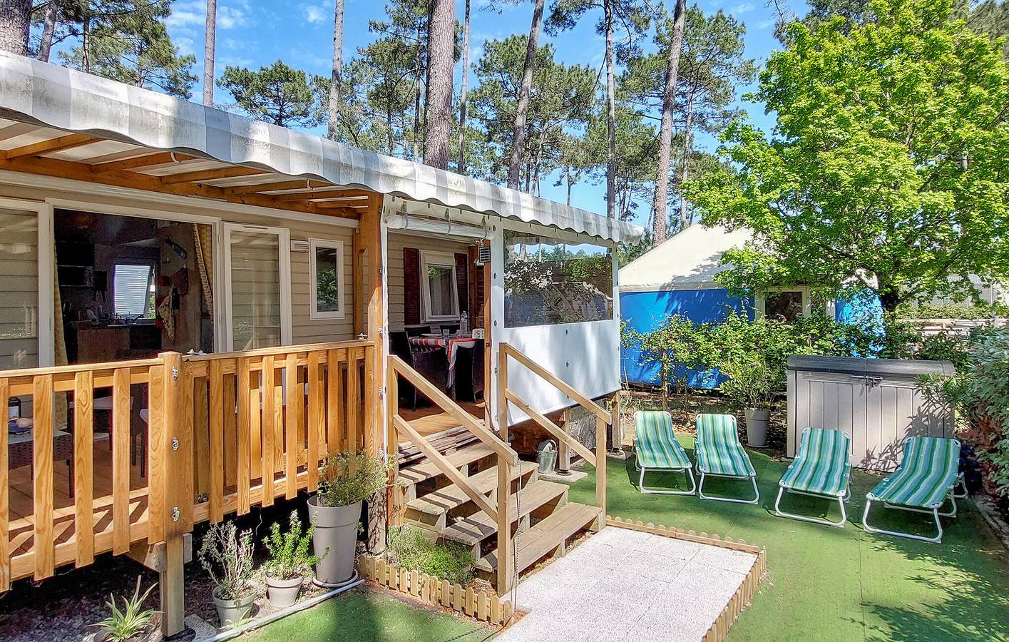 Acogedora casa móvil con piscina, jardín y WiFi cerca del restaurante Les Pinèdes in Saint-Julien-en-Born, Côte d’Argent