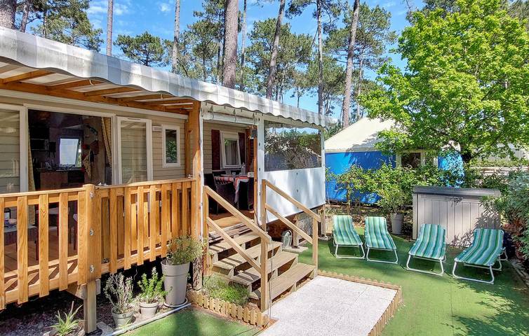 Acogedora casa móvil con piscina, jardín y WiFi cerca del restaurante Les Pinèdes in Saint-Julien-en-Born, Côte d’Argent