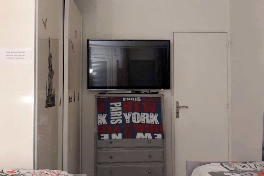 Appartement entier, Appartement lumineux parking gratuit proche bois  Château Lac Paris Disney métro in Vincennes, Val-de-Marne