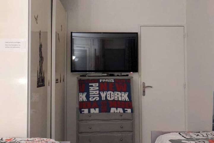Appartement entier, Appartement lumineux parking gratuit proche bois  Château Lac Paris Disney métro in Vincennes, Val-de-Marne