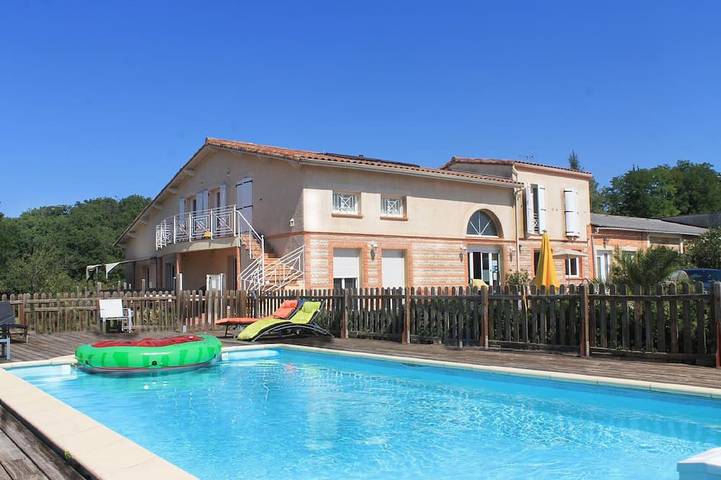 Gîte pour 5 personnes, avec piscine à Latrape