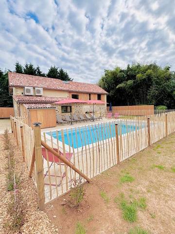 Gîte pour 23 personnes, avec piscine ainsi que terrasse et vue, adapté aux familles à Larzac (Dordogne)