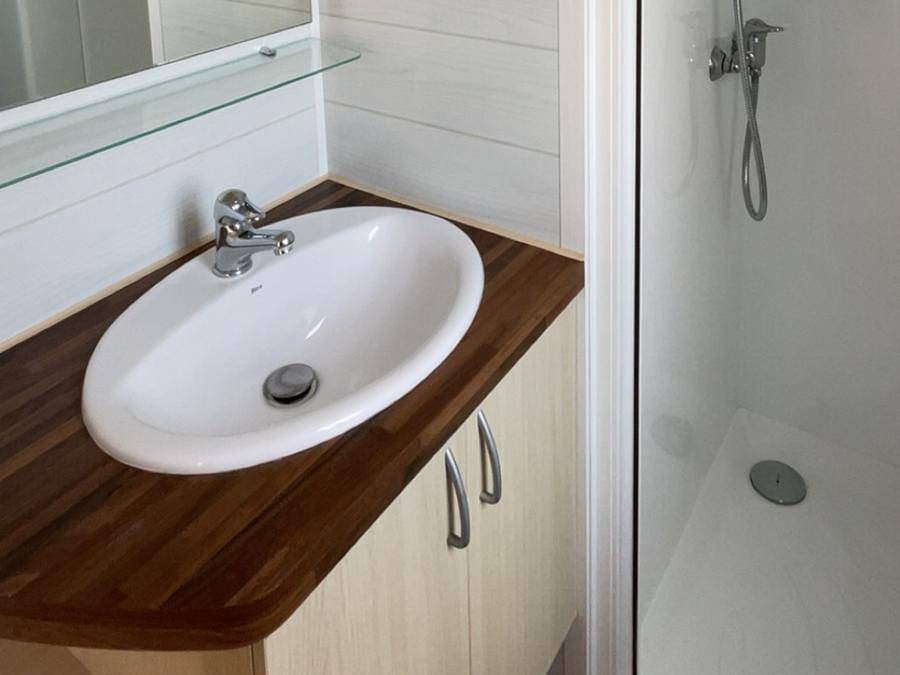 Flower Camping les Nauves - Mobilheim 6 personen - Mobilheim Confort 33,5 m² 3 Zimmer + halbüberdachte Terrasse + Klimaanlage in Belvès, Périgord Noir