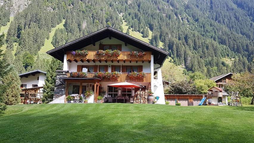 Gîte pour 8 personnes, avec jardin et vue dans Partenen