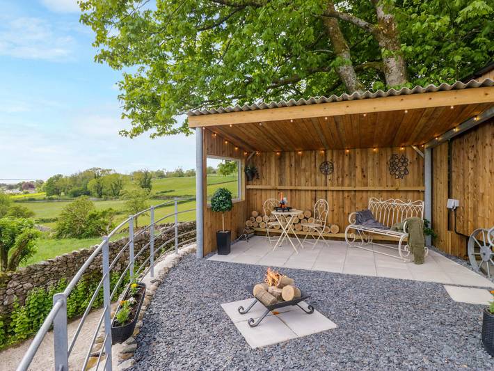 Hut for 2 people, with garden, with pets in Grange-over-Sands