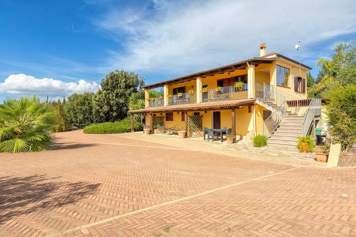 Entire apartment, Apartment 'Villa Sorrentina - Suite Edera' with Private Terrace, Wi-Fi and Air Conditioning in Alghero, Sassari Province