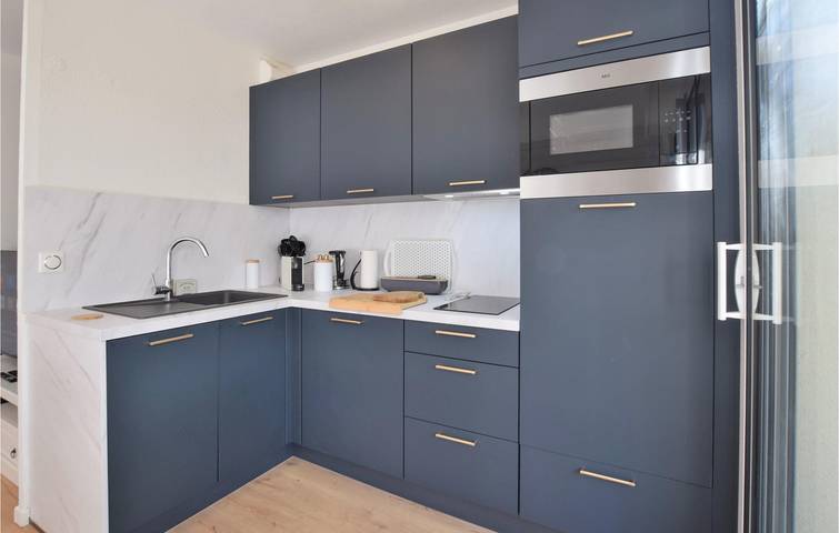 Entire holiday apartment, 2km to Beach: Cozy Apartment with WiFi and Garden in Cabourg, Caen region