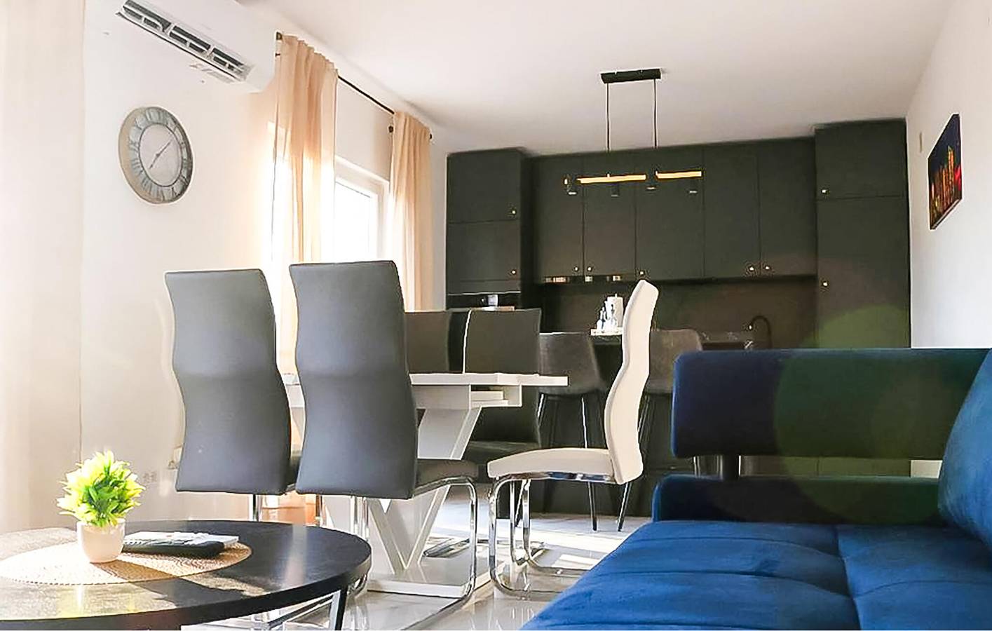 Schickes Apartment mit Pool, Terrasse, WLAN und Parkplatz in der Nähe von Sehenswürdigkeiten in Dalmatinisches Zagora
