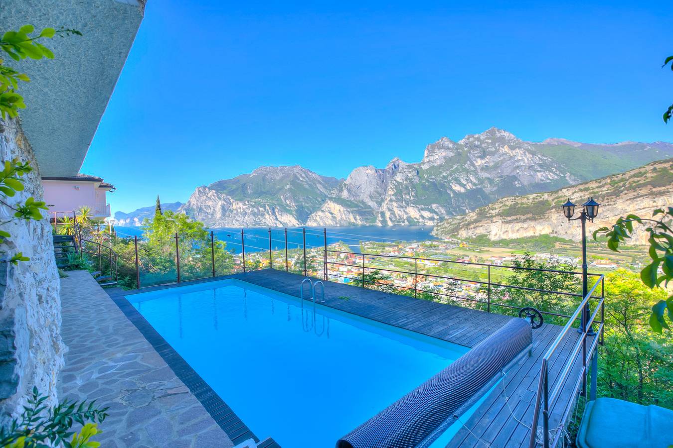 Villa Paradise View With Private Pool in Nago-Torbole, Montañas Garda