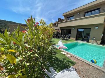 Location de vacances pour 8 personnes, avec piscine et terrasse dans Favone