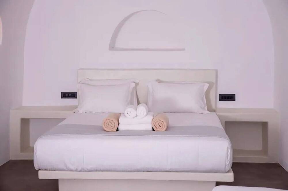 Magical Santorini Villa | 1 Bedroom | Deluxe Suite | Beautiful Sea Views & Air-Conditioning | Finikia in Finikia, Santorin