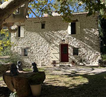 Gîte pour 2 personnes, avec jardin et piscine à Callas
