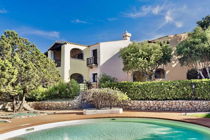 Ferienwohnung für 2 Personen, mit Pool und Garten sowie Balkon, mit Haustier in Arzachena