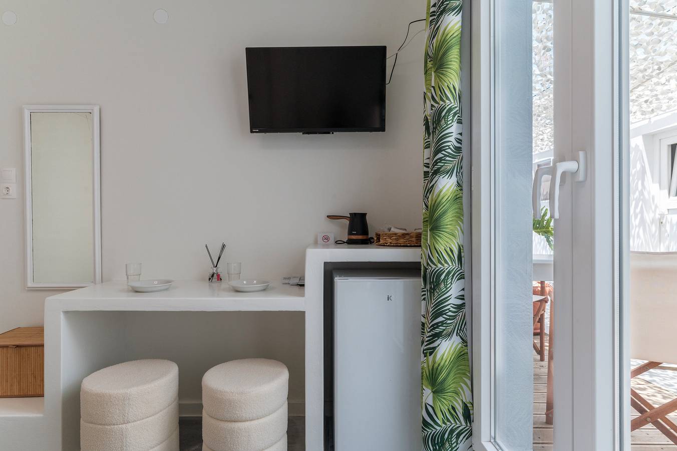 Studio 'A Tinian Room 3' mit gemeinsamer Terrasse, gemeinsamem Garten und Klimaanlage in Tínos
