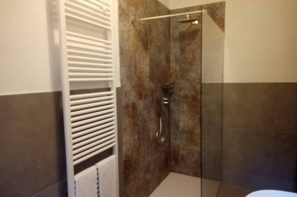 Geheel appartement, Casa Maffei Plus apartment 4, 1st floor, balcony with wonderful lake view, garden in Oldesio, Tignale