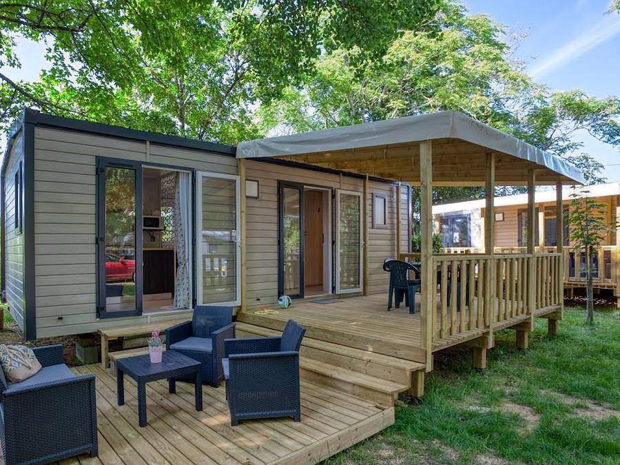 Camping Le Bosquet - Mobilhome 4 personas - Grand Large - 2 habitaciones - 30 m2 (+Terraza semicubierta muy grande de 22,5 m2) in Domme, Périgord Noir