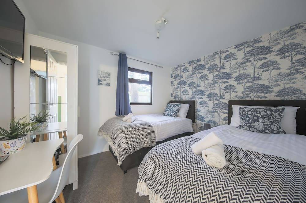 Thorpe Park Lodge Ground Floor Detached with 2 Free Gated Parking Spaces in Thorpe Park, Surrey