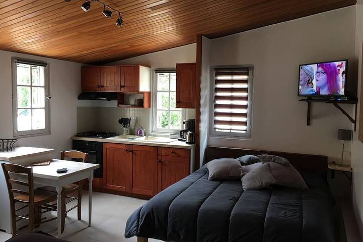 Location de vacances pour 2 personnes, avec terrasse et jardin à Lioux - 2