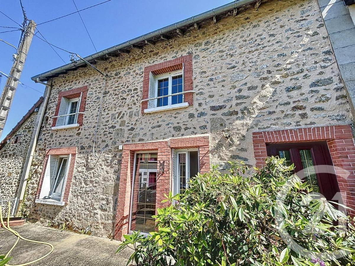 Three-Bedroom House in Bussière-Dunoise, Région de Guéret