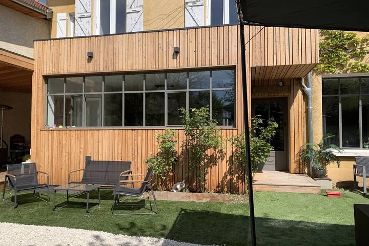 Apartamento entero, Habitación Boho con jardín común y jacuzzi in Le Pin (Isère), Lago de Paladru