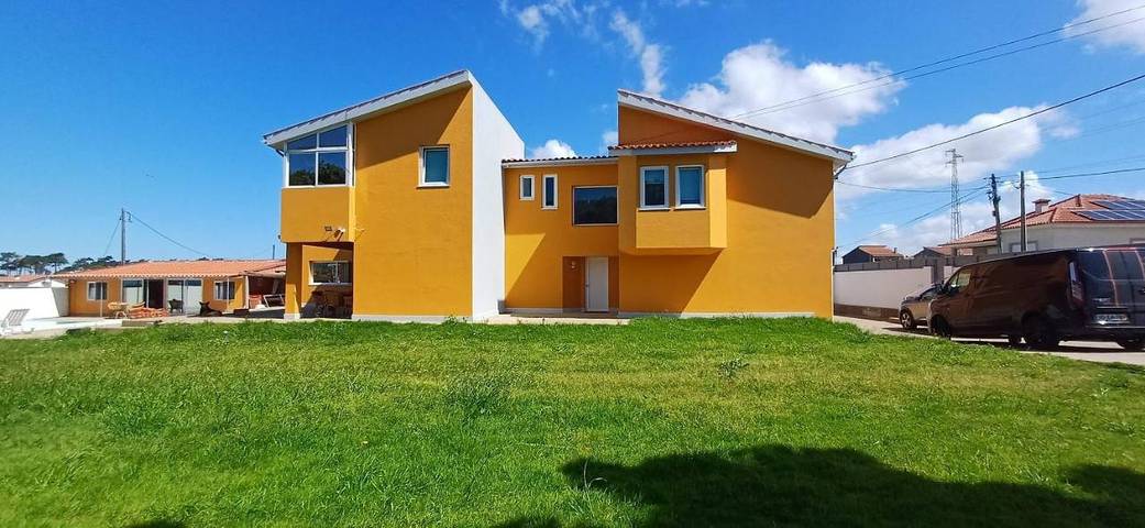Gîte pour 2 personnes, avec jardin ainsi que terrasse et piscine dans Angeiras