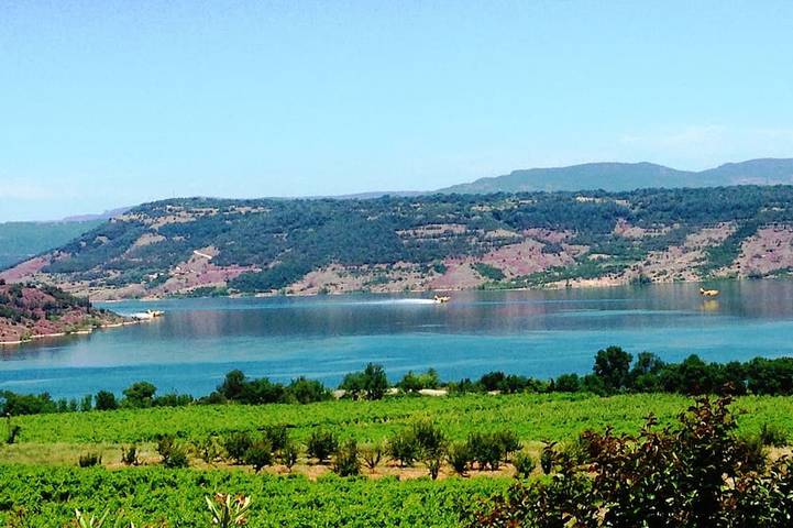 Location de vacances pour 6 personnes, avec jardin ainsi que piscine et terrasse à Liausson