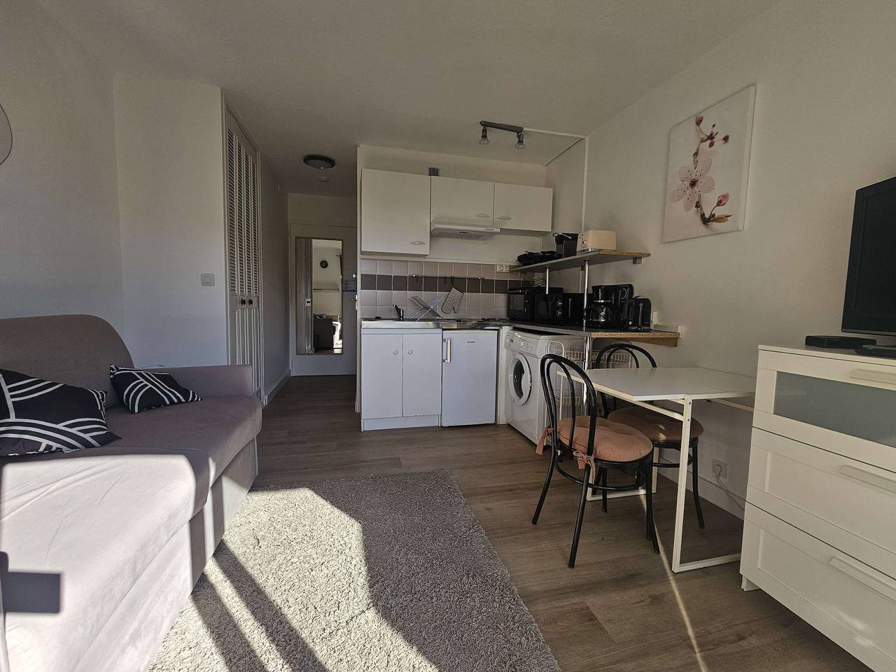 Entire studio, Bright Studio with Balcony, 2-Star Rating, South Facing in Balaruc-les-Bains in Balaruc-les-Bains, Côte d'Améthyste