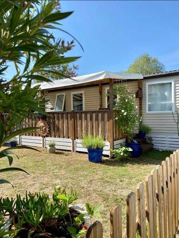 Camping pour 4 personnes, avec bassin pour enfant et piscine ainsi que terrasse et jardin à La Roque-d'Anthéron