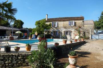 Agriturismo pour 10 personnes, avec terrasse ainsi que piscine et jardin à Aigremont