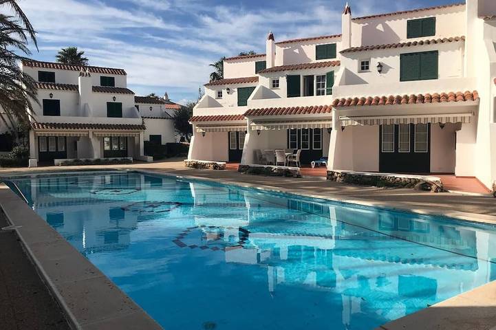 Casa de vacaciones para 6 personas, con jardín además de balcón y piscina en Ses Salines (Menorca)