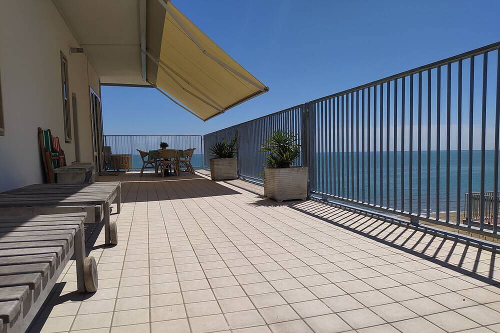 Apartamento entero, Apartment with large terrace right by the sea in Lido di Jesolo, Jesolo
