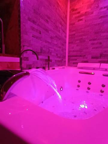 Gîte pour 2 personnes, avec jacuzzi ainsi que sauna et terrasse à Verton