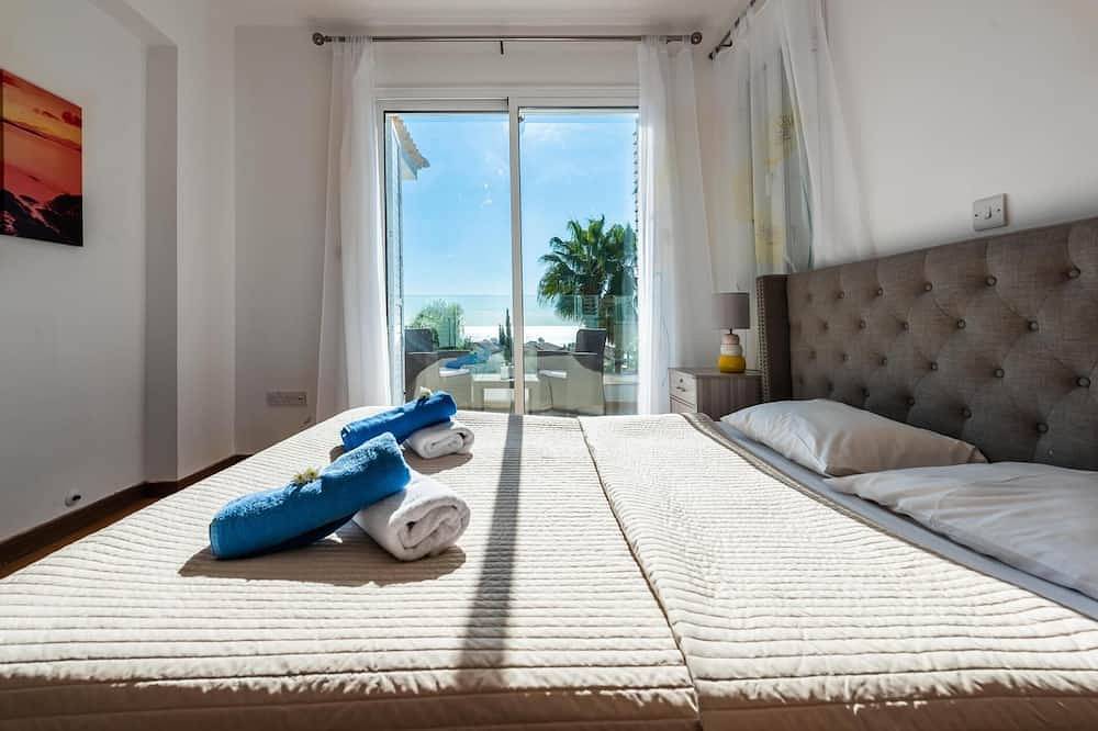 Villa Laguna Sunrise by Ezoria Villas in Coral Bay in Peyia, Südzypern