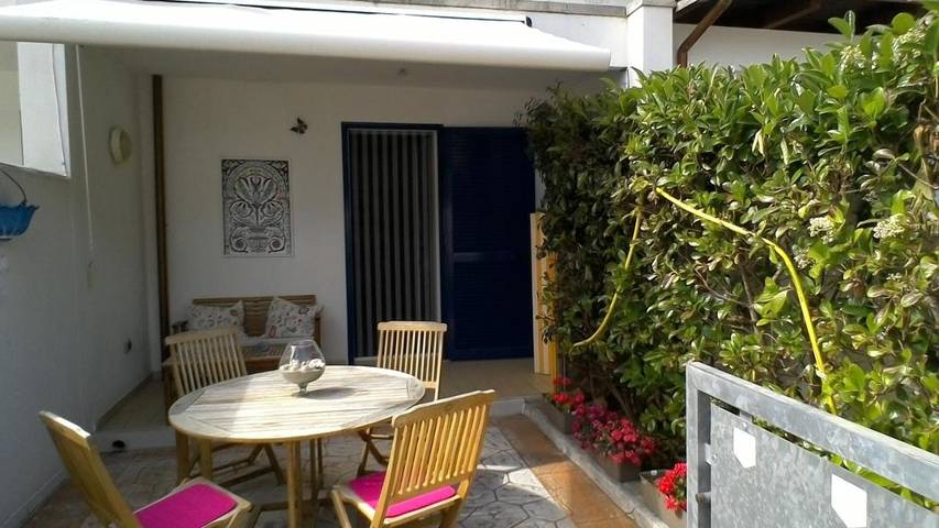 Casa vacanza per 8 persone, con Balcone e Terrazza nonché Giardino a Torre Specchia Ruggeri