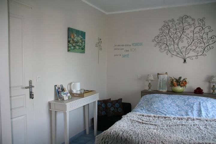 Gîte pour 4 personnes, avec Terrasse ainsi que Jardin et Piscine à Thaims