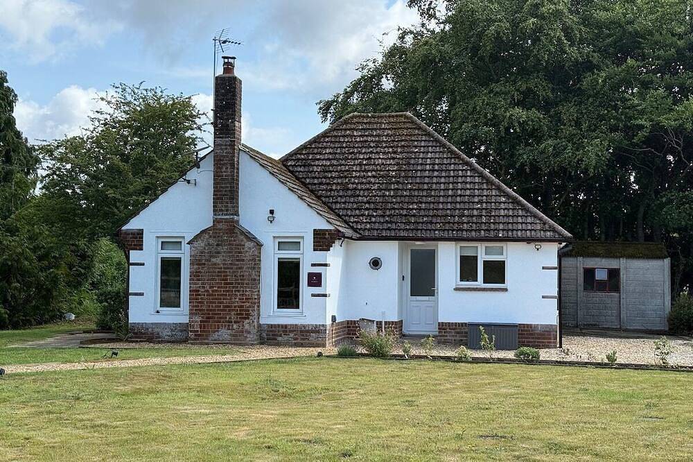 Bungalow-Eigenes Badezimmer-Traditionell-Blick auf die Landschaft in Bransgore, Hampshire