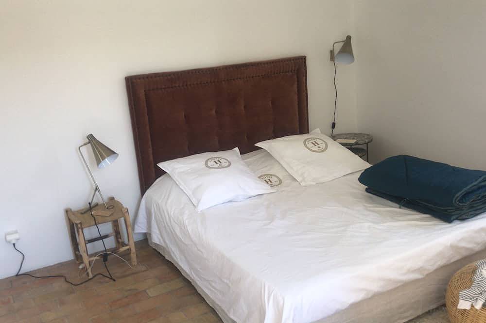 Large country house in a village in the Lubéron park, Forcalquier country in Limans, Parc naturel régional du Luberon