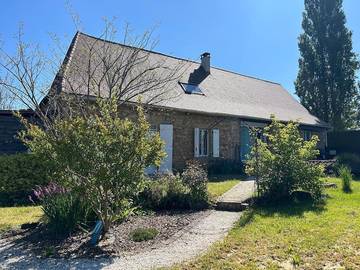 Gîte pour 8 personnes, avec piscine ainsi que jardin et vue, adapté aux familles à Anlhiac